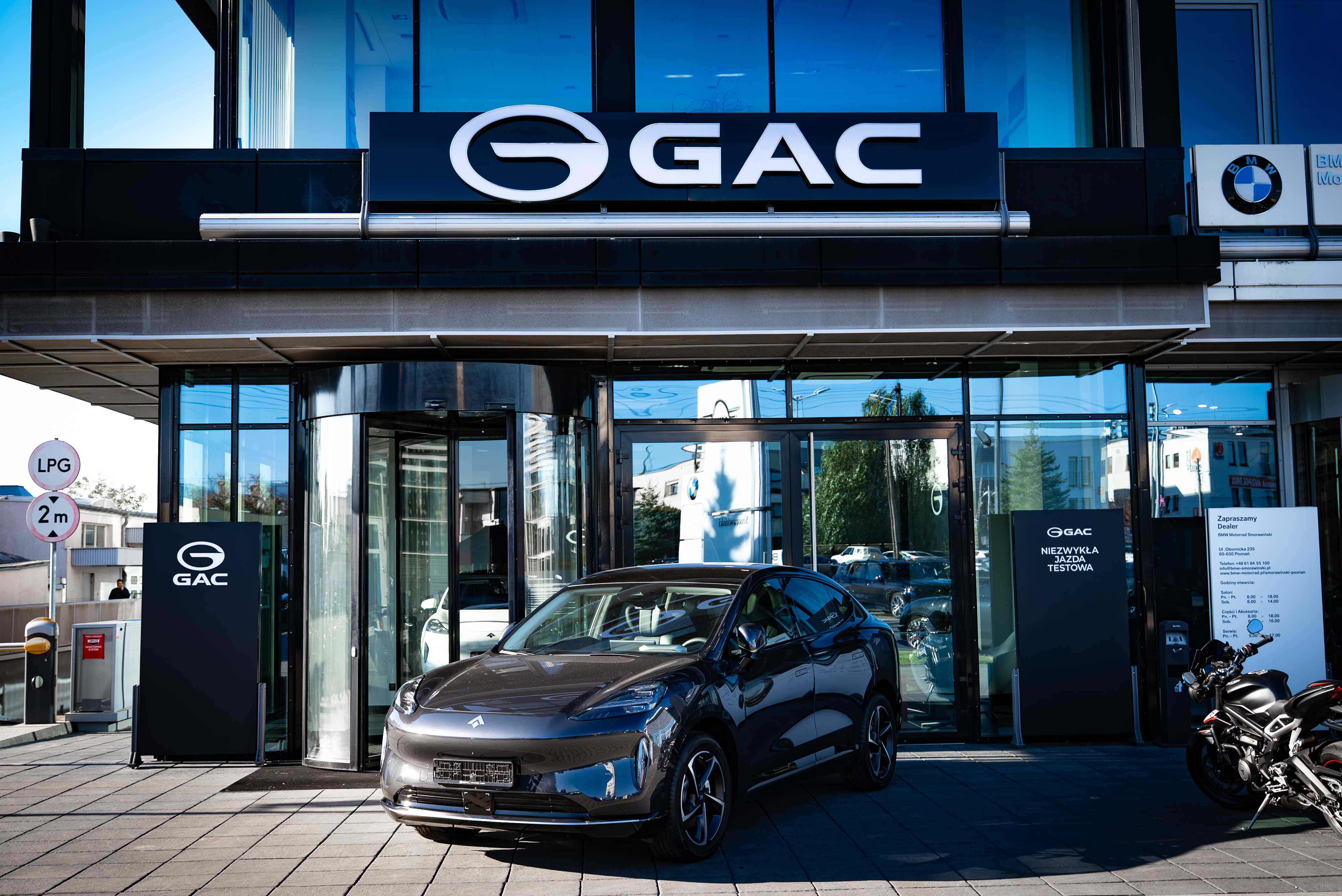 GAC Smorawiński – salon i samochód GAC